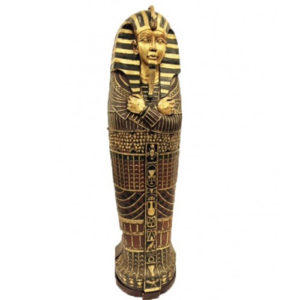 Photo a life-size Egyptian Pharaoh King Sarcophagus statue prop