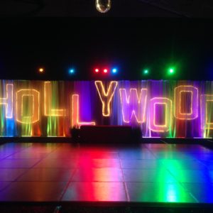 Photo a giant 8 x 40 feet wide Hollywood Sign Prop with colored lights