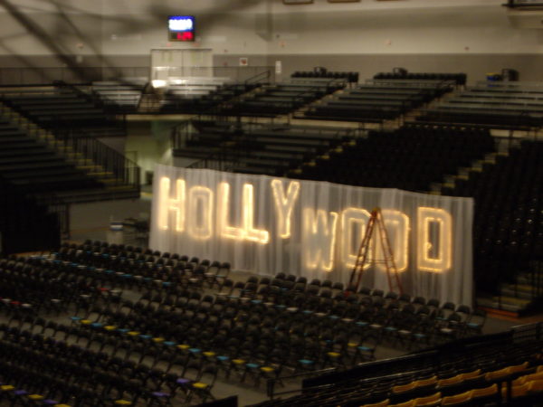 Photo a giant 8 x 40 feet wide Hollywood Sign Prop with colored lights