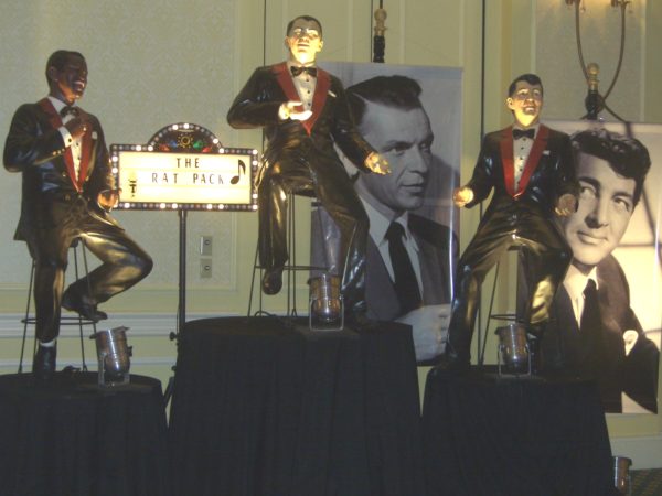Photo a vignette of prop statues of the Rat Pack Singers