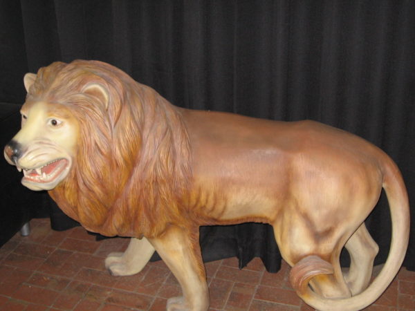Photo a life-size Lion statue prop
