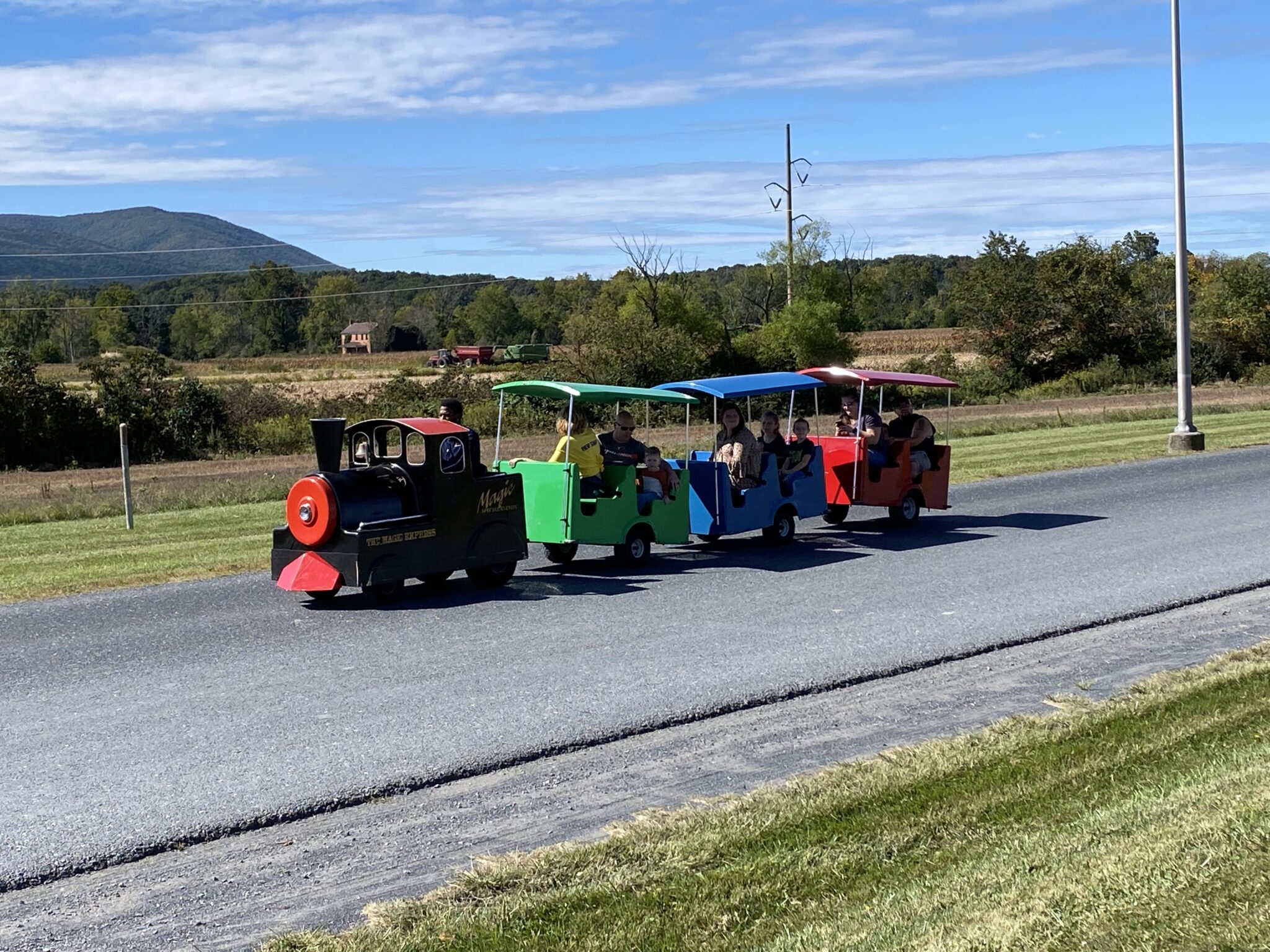 TRACKLESS TRAIN MECHANICAL AMUSEMENT RIDE