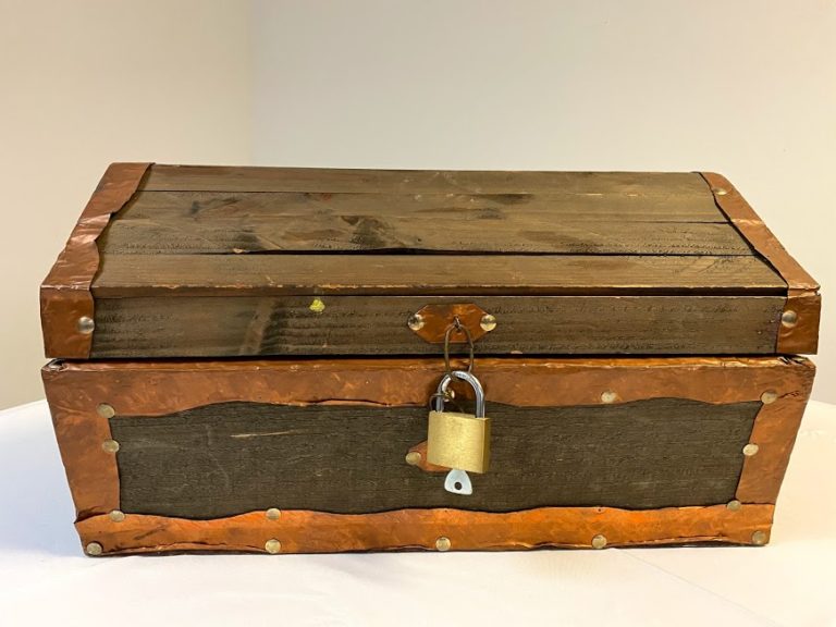 TREASURE CHEST LOCK AND KEY GAME